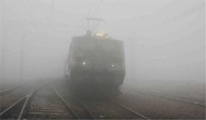 कोहरे के कारण 118 ट्रेनें देरी से चल रहीं कोहरे के कारण 118 ट्रेनें देरी से चल रहीं