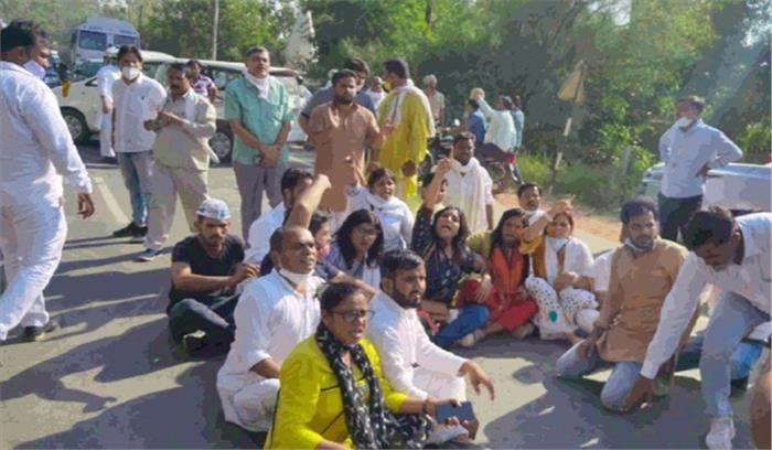 स्याही फेंकने के विरोध में ‘आप’ सड़क पर