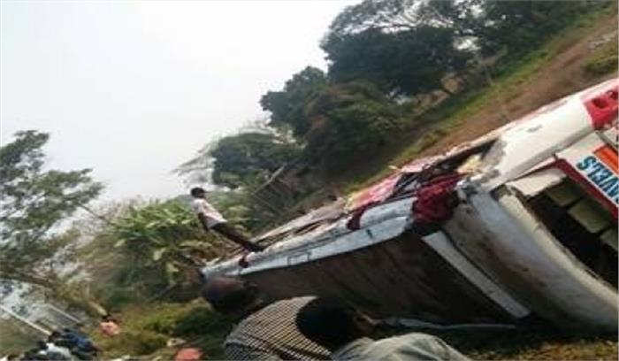 लखनऊ-आगरा एक्सप्रेसवे पर हादसे में 6 लोगों की मौत, 12 घायल