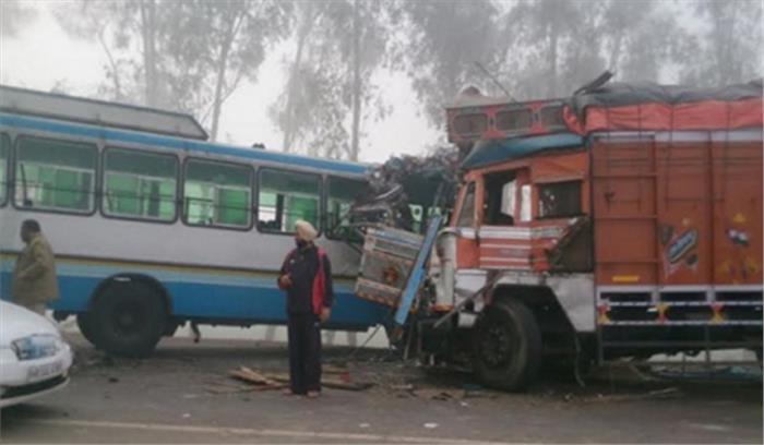 उप्र: सड़क हादसे में 6 श्रद्धालुओं की मौत 40 घायल