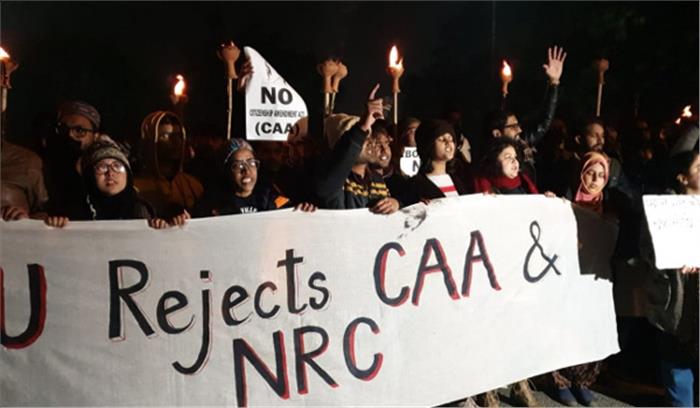 लखनऊ में सीएए के खिलाफ प्रदर्शन कर रही महिलाओं को हटाने का प्रयास, कड़ा विरोध