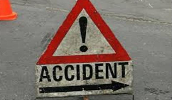 उप्र: सड़क हादसे में चार लोगों की मौत उप्र: सड़क हादसे में चार लोगों की मौत