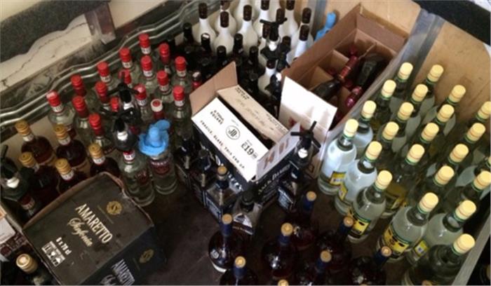 425 पेटी शराब के साथ एक तस्कर गिरफ्तार 425 पेटी शराब के साथ एक तस्कर गिरफ्तार