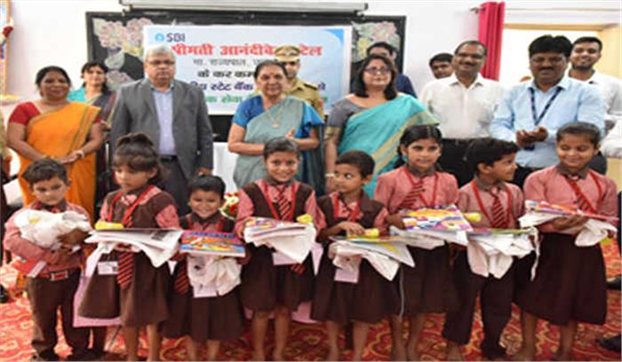 उप्र राज्यपाल आनंदी बेन ने बच्चों को बांटी खेल सामग्री 