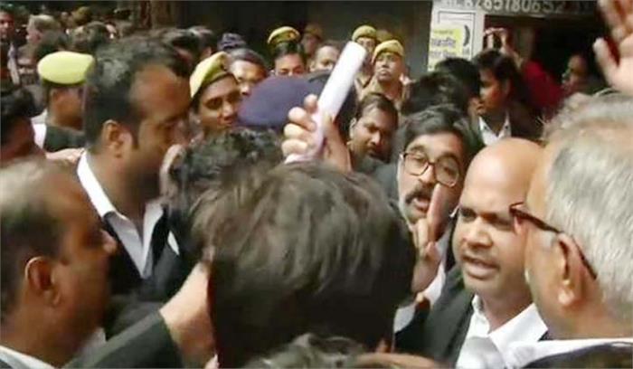 लखनऊ के वजीरगंज इलाके में अदालत परिसर में बम से वकील पर हमला,कई घायल