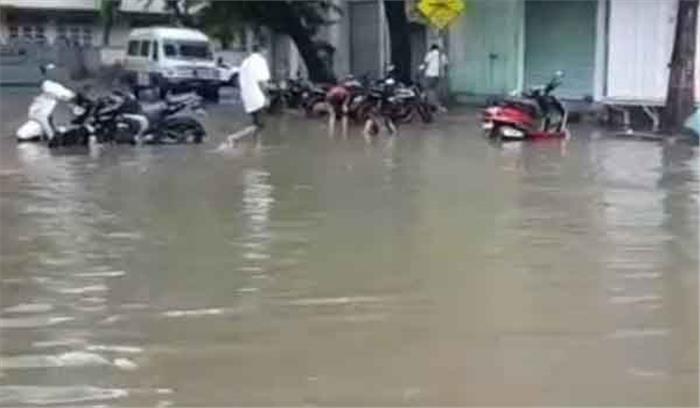 लखनऊ में भारी बारिश के कारण कई मंत्री आवासों में  भरा पानी​​​​​​​