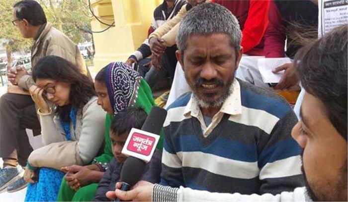 ब्राइटलैंड स्कूल हादसा: लखनऊ में धरने पर बैठे आजमगढ़ के किसान