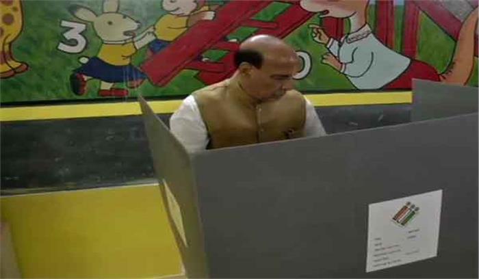 राजनाथ सिंह और मायावती ने लखनऊ में डाला वोट राजनाथ सिंह और मायावती ने लखनऊ में डाला वोट