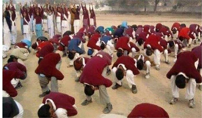 उप्र : छात्रों को मुर्गा बनाकर पीटने वाले शिक्षकों पर कार्रवाई उप्र : छात्रों को मुर्गा बनाकर पीटने वाले शिक्षकों पर कार्रवाई