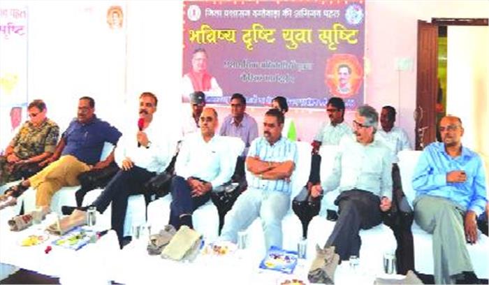 बस्तर की बेटियां ही खत्म कर सकती हैं नक्सलवाद: डीजीपी