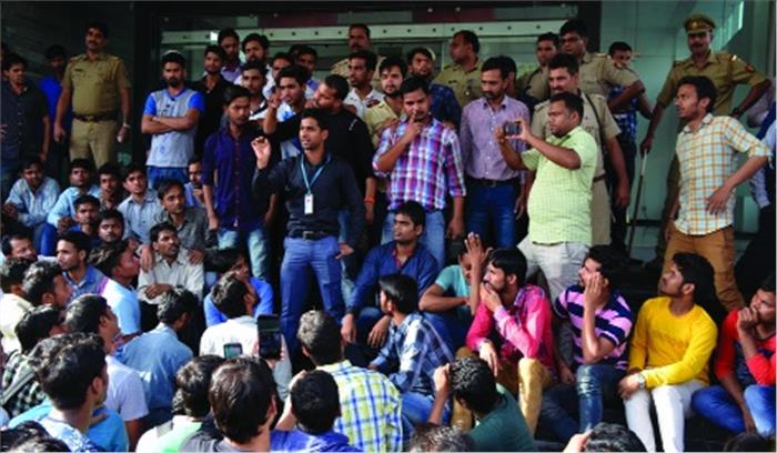 एमआई कंपनी के बाहर कर्मचारियों का हंगामा