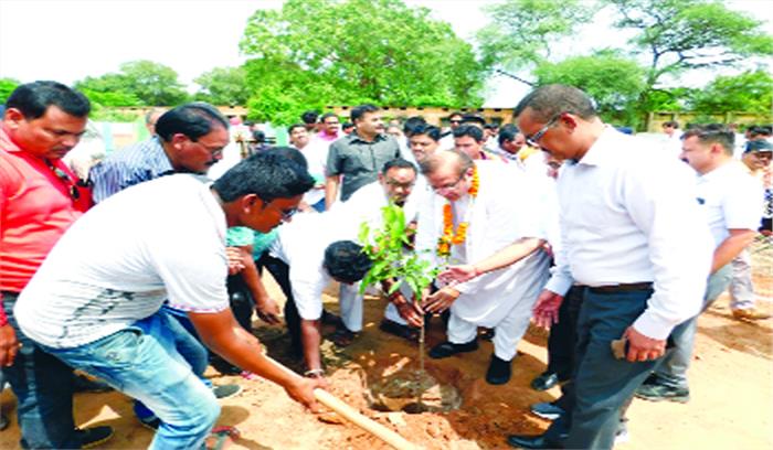 विधायक अमितेश ने निर्माणाधीन गौठान का किया अवलोकन विधायक अमितेश ने निर्माणाधीन गौठान का किया अवलोकन