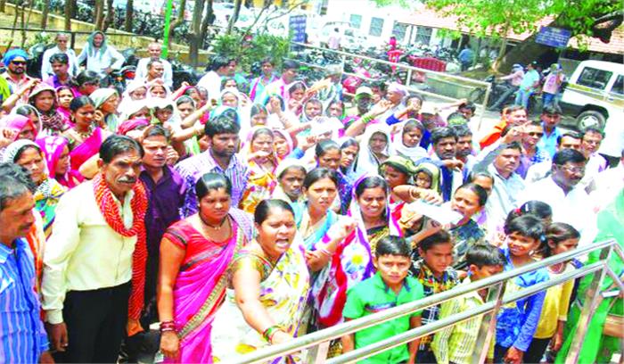 सेरीखेड़ी के झुग्गीवासियों का जिपं में प्रदर्शन