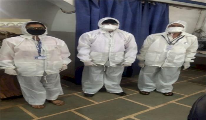 मप्र के शिवपुरी में बैंककर्मी पीपीई किट पहनकर कर रहे काम