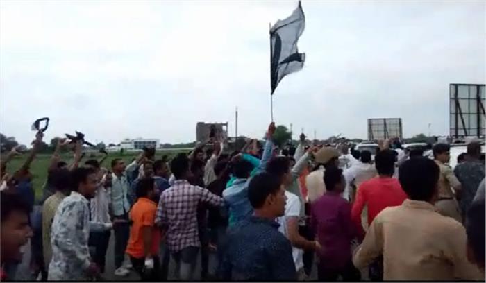 मप्र : सिंधिया को सवर्णो ने दिखाए काले झंडे मप्र : सिंधिया को सवर्णो ने दिखाए काले झंडे