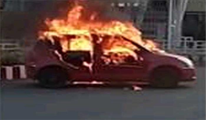 मप्र में पद्मावत का विरोध उग्र, कार में आग लगाई मप्र में पद्मावत का विरोध उग्र, कार में आग लगाई