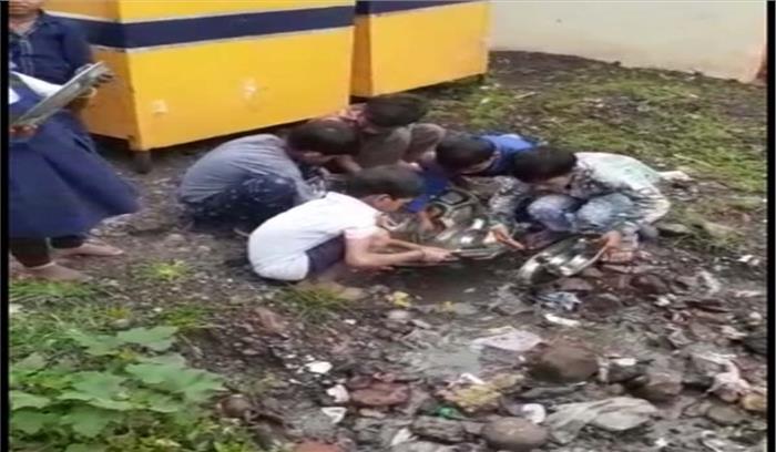 मप्र : बच्चों से गंदे पानी में धुलवा रहे खाने की थालियां