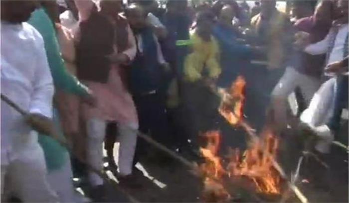 मप्र : बिगड़ती कानून व्यवस्था के खिलाफ भाजपा ने किया प्रदर्शन, पुतले फूंके 