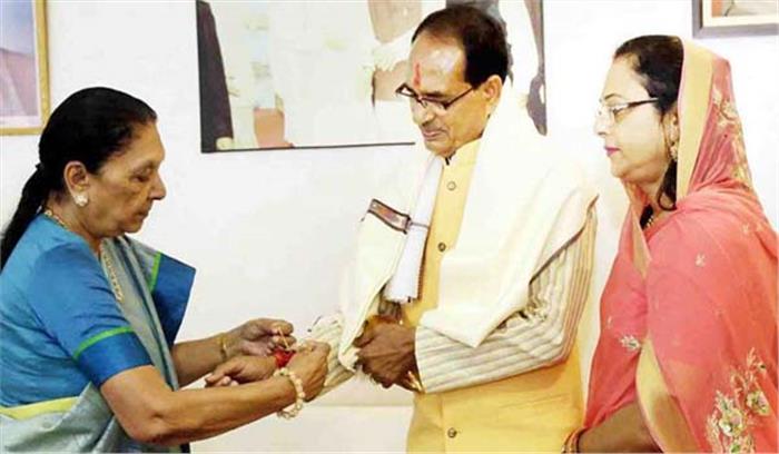 मप्र की राज्यपाल ने मुख्यमंत्री सहित 500 लोगों को राखी बांधी