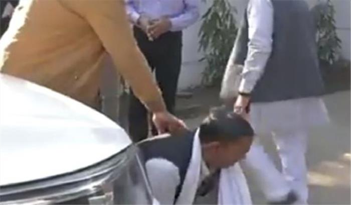 मप्र : मंत्री के पैरों में गिरा फरियादी, बात सुने बगैर ही आगे बढ़े गोविंद मप्र : मंत्री के पैरों में गिरा फरियादी, बात सुने बगैर ही आगे बढ़े गोविंद