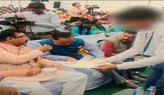 मप्र में बच्चों ने मंत्री-अफसरों के लिए किया वेटर का काम मप्र में बच्चों ने मंत्री-अफसरों के लिए किया वेटर का काम