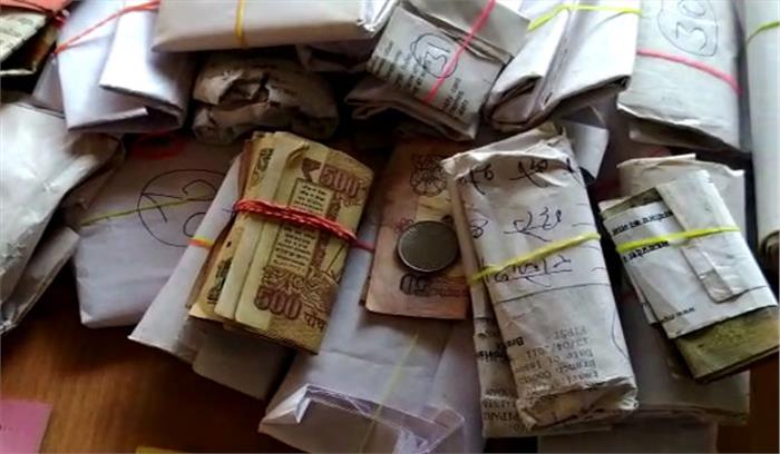 मप्र : राजस्व मंत्री के क्षेत्र में अर्जीनवीस की पेटी से निकले पुराने नोट