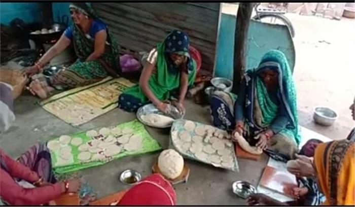 मप्र : शिवपुरी में स्व-सहायता समूह की महिलाएं बना रहीं बाढ़ पीड़ितों के लिए खाना