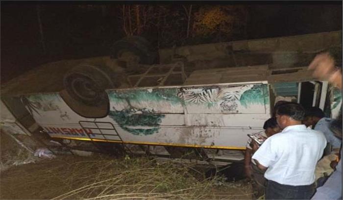 मप्र : बस खाई में गिरने से तीन की मौत, 60 घायल