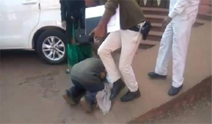 मप्र : कलेक्टर के पैरों में सिर रखने पर मिला बिजली कनेक्शन