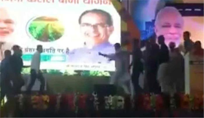 मप्र : गुना में कांग्रेस विधायक को सरकारी समारोह में मंच से धकियाते हुए किया अपमानित