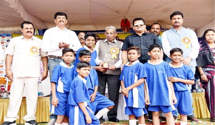 पढ़ाई के साथ खेलों पर भी समय दें : सांसद महतो