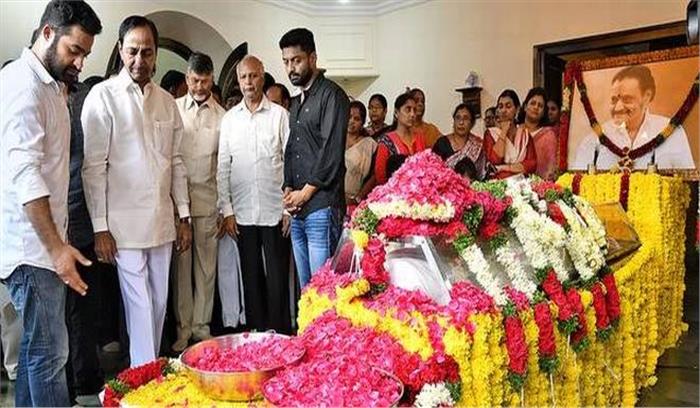 नंदमुरि हरिकृष्णा को उपराष्ट्रपति, राजनेताओं, प्रसिद्ध शख्सियतों ने दी अंतिम श्रद्धांजलि नंदमुरि हरिकृष्णा को उपराष्ट्रपति, राजनेताओं, प्रसिद्ध शख्सियतों ने दी अंतिम श्रद्धांजलि