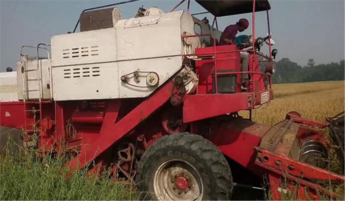 कम्बाईन मशीन के नीचे कुचल कर किसान की मौत