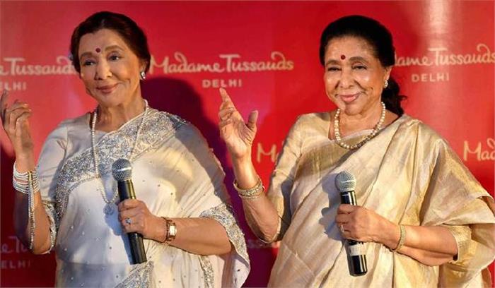 आशा भोंसले के मोम के पुतले का हुआ अनावरण