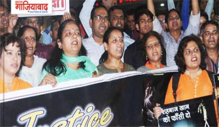 दुष्कर्म के आरोपी मौलवी को फांसी देने की मांग को लेकर निकाला पैदल मार्च