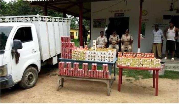 पिकअप वैन पर लदी भारी मात्रा में शराब बरामद