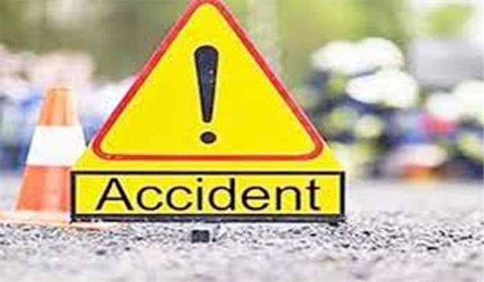 हाईवा से टकराने के बाद बस के पलटने से तीन लोगों की मौत