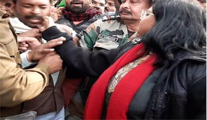 भाजपा कार्यकर्ताओं को थप्पड़ मारने के मामले में कलेक्टर को हटाया