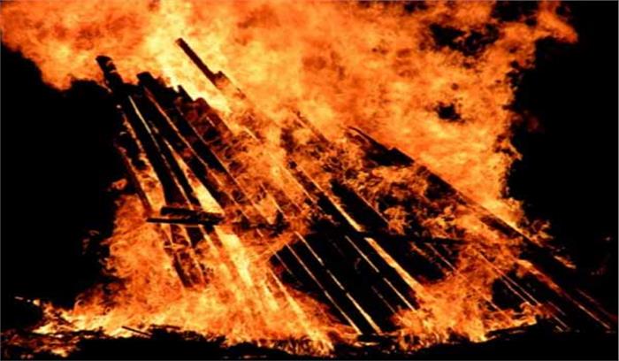 किसान की झोपड़ी में आग लगने से 3 भैंस सहित अन्य सामान जला