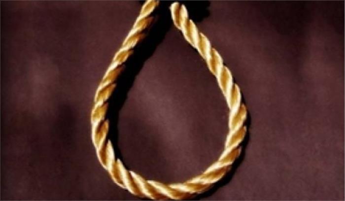 सरकारी स्कूल के शिक्षक ने फांसी लगाकर की आत्महत्या सरकारी स्कूल के शिक्षक ने फांसी लगाकर की आत्महत्या