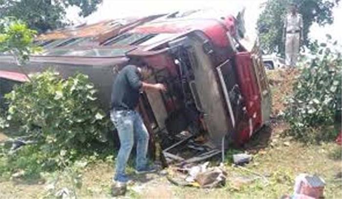 जबलपुर जिले में बस पलटने से एक दर्जन यात्री घायल जबलपुर जिले में बस पलटने से एक दर्जन यात्री घायल