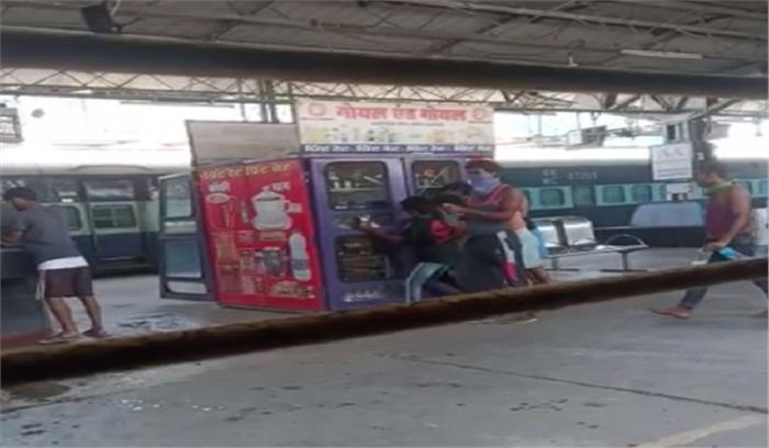 जबलपुर स्टेशन में मजदूरों ने खाने-पीने का सामान लूटा जबलपुर स्टेशन में मजदूरों ने खाने-पीने का सामान लूटा