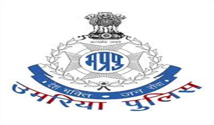 उमरिया पुलिस प्रवासी मजदूरों को पहना रही चरणपादुका