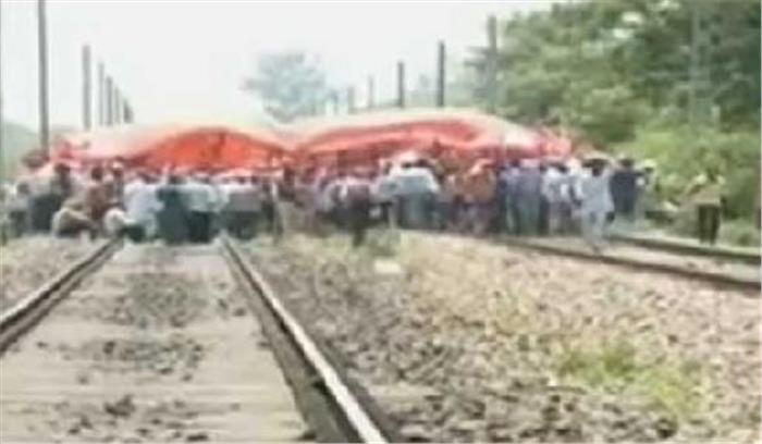 होशंगाबाद में किसानों ने रेल ट्रैक रोका, कई ट्रेनें प्रभावित