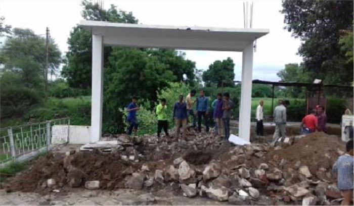 मप्र: प्रशासन ने रात को तोड़ा राजघाट