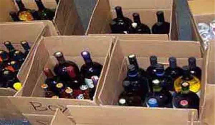 शिवपुर में बस से 55 बोतल अवैध शराब बरामद शिवपुर में बस से 55 बोतल अवैध शराब बरामद