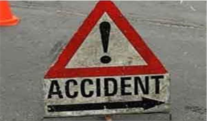 मध्यप्रदेश : जीप का टायर बदल रहे चालक को तेज रफ्तार बाइक ने मारी टक्कर 