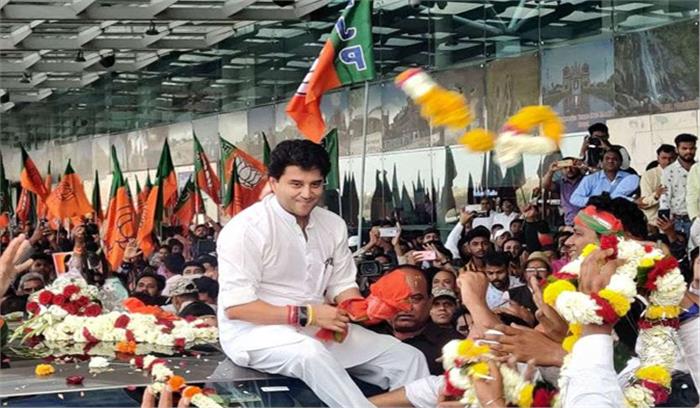 मप्र में सिंधिया को दिखाए गए काले झंडे मप्र में सिंधिया को दिखाए गए काले झंडे