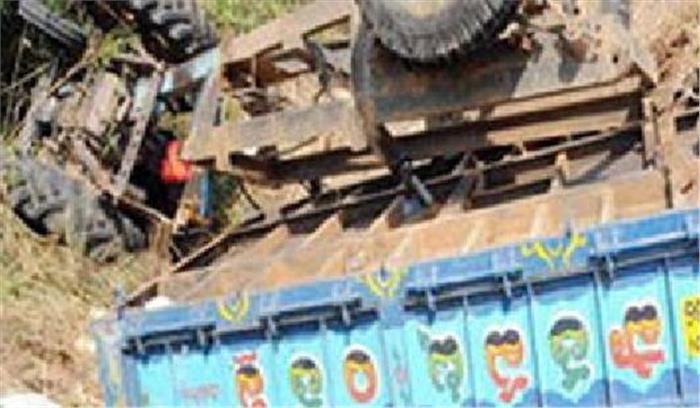 मजदूरों से भरी ट्रैक्टर-ट्रॉली खाई में गिरी, 3 की मौत 