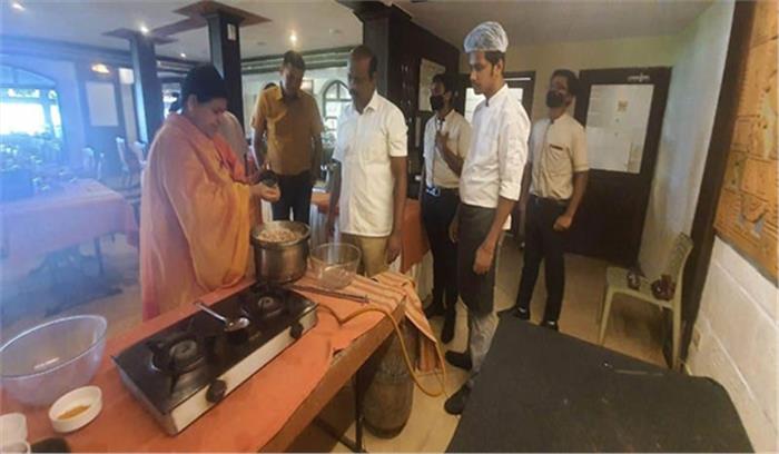 मप्र की मंत्री ने केरल में बनाया इंदौरी पोहा